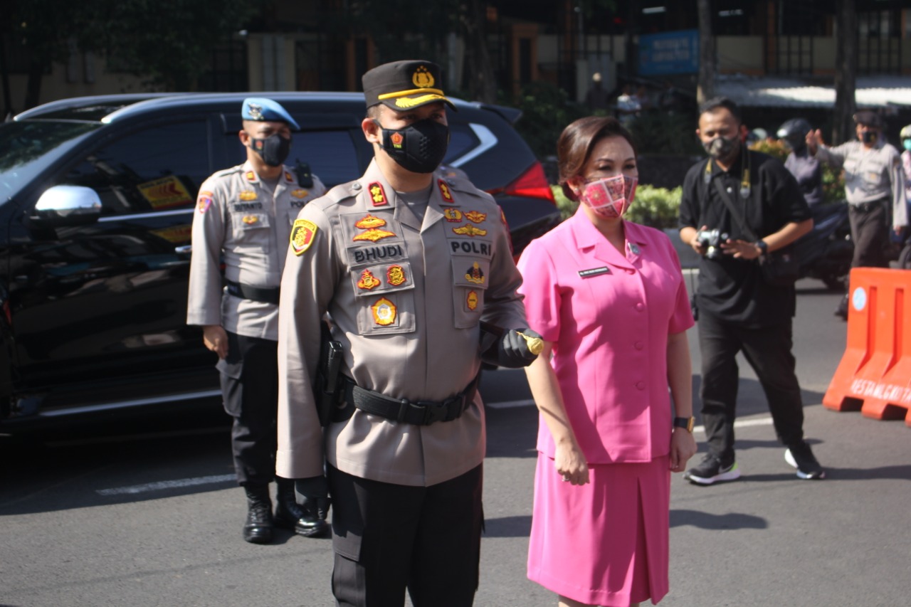 Kapolresta Malang  Kota AKBP Budi Hermanto bersama istri Heni Haerani saat tiba di Mapolresta Malang Kota. (Biyan Mudzaky/Radar Malang)