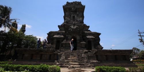 Wisatawan saat berada di Candi Singosari, Desa Candirenggo, Kecamatan Singosari, Kabupaten Malang, beberapa waktu lalu. (Darmono/Radar Malang)
