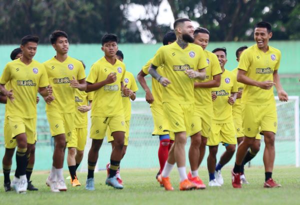 FOKUS BELA AREMA: Diego Michiels berlatih bersama pemain-pemain Arema FC di Stadion Gajayana, Kota Malang, beberapa waktu lalu. (Darmono/Radar Malang)