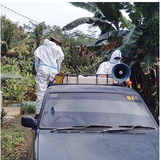 Petugas melakukan penyemprotan disinfektan di Dusun Rowotrate, Desa Sitiarjo, Kecamatan Sumbermanjing Wetan, Kabupaten Malang (ist)