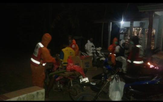 Petugas mendistribusikan kebutuhan logistik untuk warga Dusun Rowotrate Kabupaten Malang (ist)