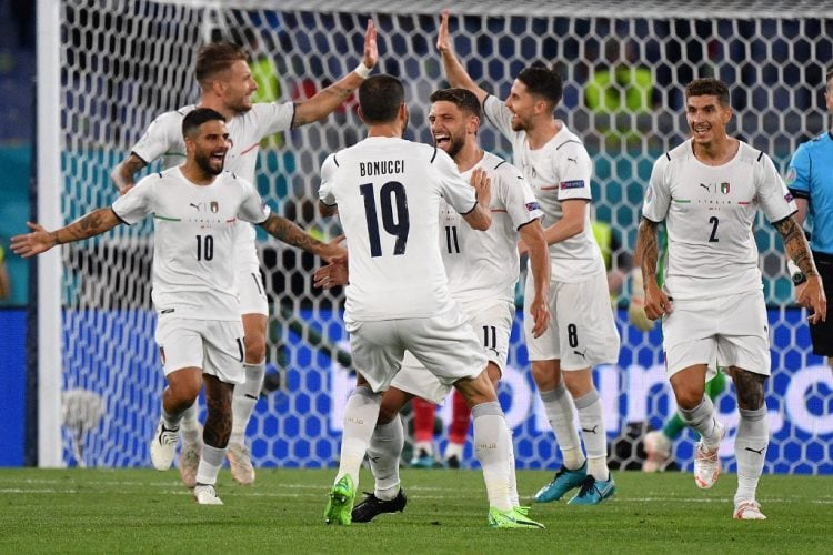 Para pemain Italia merayakan gol pertama mereka ke gawang Turki pada laga pembuka Euro 2020 di Stadion Olimpico, Roma. Gol itu adalah hasil bunuh diri bek Turki Merih Demiral. (Filippo Monteforte/POOL/ AFP/JPG/ist)