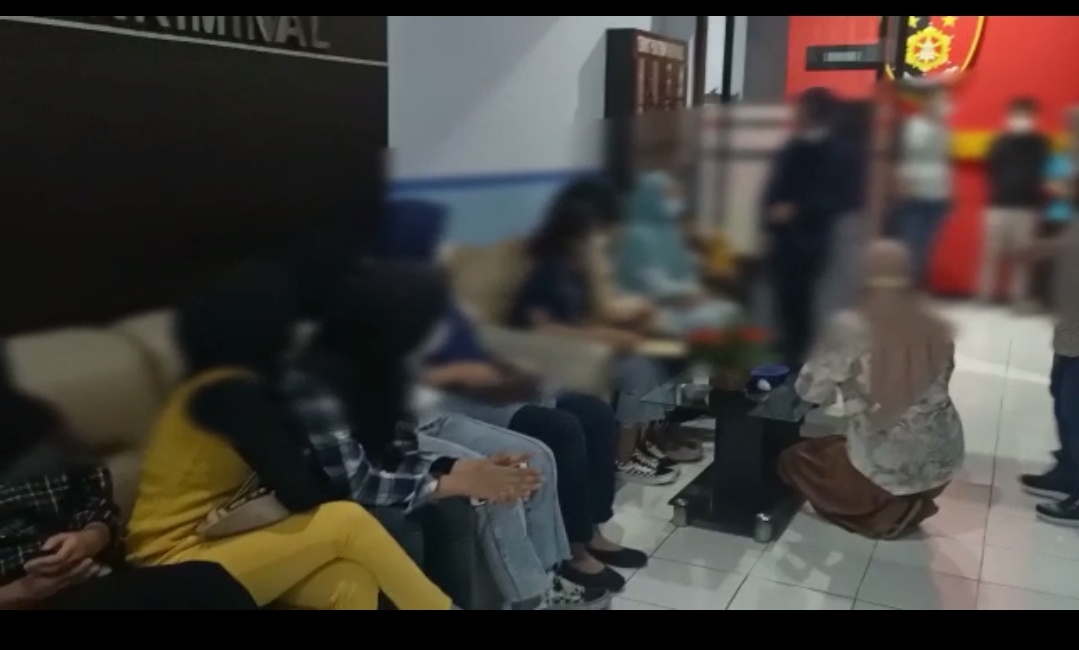 Sejumlah pelajar saat membuat laporan ke Mapolresta Malang Kota  Rabu (9/6). (Suharto/Radar Malang)