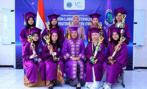 Kepala SMA Lab UM Rosdiana Amini MPd bersama perwakilan siswa yang diwisuda. (ist)