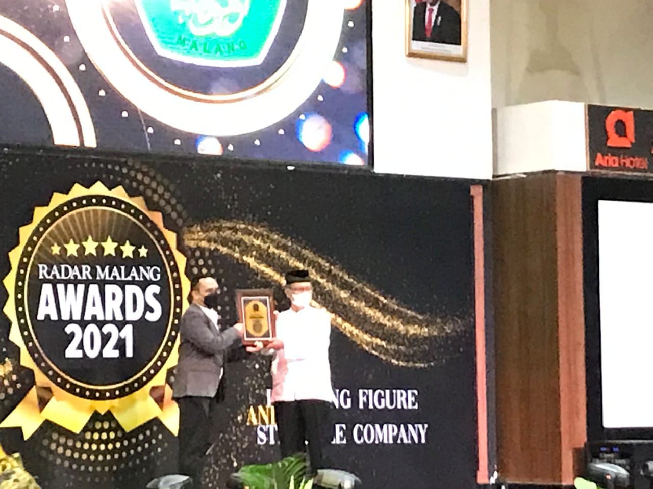 Direktur Jawa Pos Radar Malang, Kurniawan Muhammad memberikan penghargaan kepada Rektor UIN Malang, Prof Abdul Haris MAg (Roisyatul Mufidah / Radar Malang)