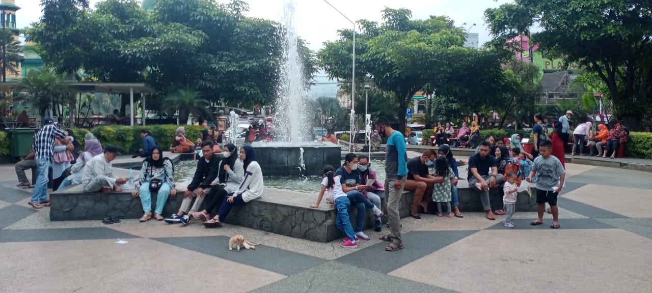 Ilustrasi pengunjung tengah menikmati suasana di Alun-Alun Kota Batu. (Nugraha/Radar Malang)