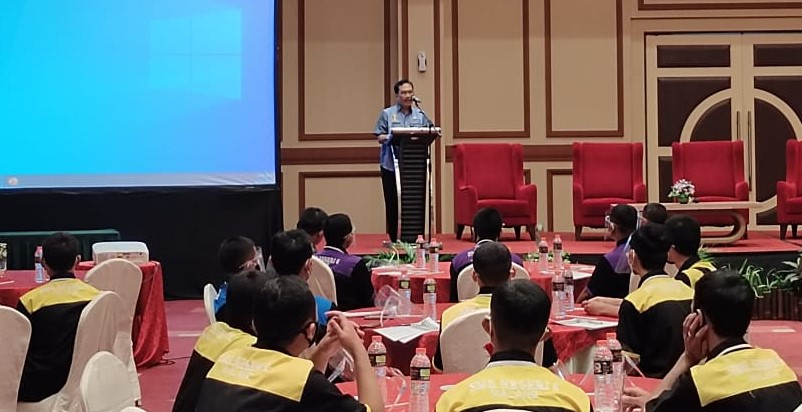 Kepala SMKN 6 Malang Drs Sidik Priyono saat membuka pra PKL SMKN 6 yang digelar di salah satu hotel di Malang. (Humas SMKN 6 Malang/ist)