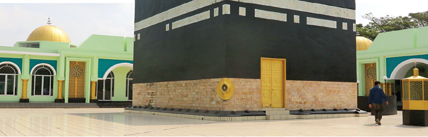 Miniatur Kakbah di Islamic Center (Darmono/Radar Malang)