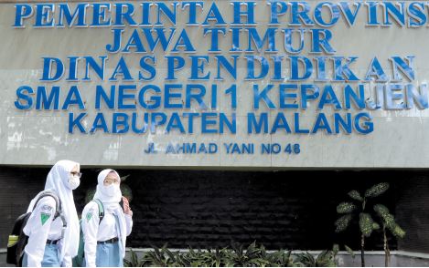 Siswi melintas di depan SMAN 1 Kepanjen. (Darmono / Radar Malang)