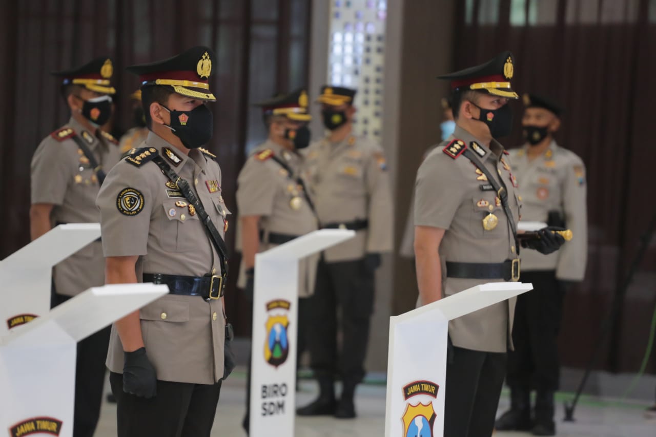 Kombes Pol Leonardus Simarmata (kiri) saat sertijab di Mapolda Jatim (ist)