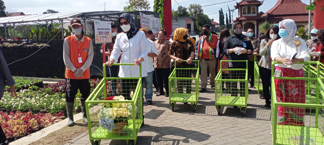 Mall bunga Sidomulyo dilengkapi dengan troli untuk memudahkan pengunjung berbelanja (Nugraha / Radar Malang)