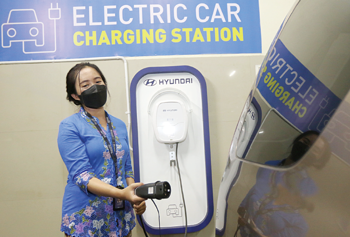 TMBAH LAGI: Charger mobil listrik di Matos. Sayangnya belum banyak pengunjung yang menggunakannya.    (Darmono / Radar Malang)