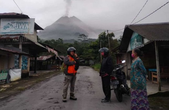 Seorang relawan memantau hujan abu di Umbulharjo, Cangkringan, Sleman, setelah terjadinya guguran awan panas Gunung Merapi pada Jumat (25/6) pagi. (BPBD Sleman/Antara/jawapos/ist)