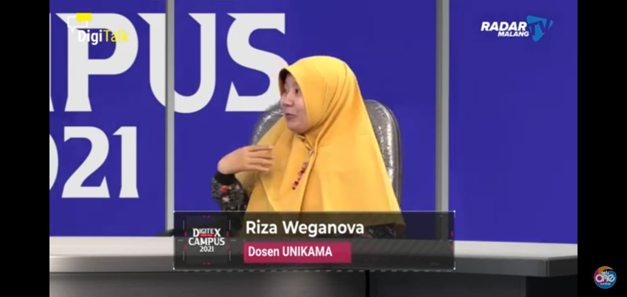 Dosen Bahasa Inggris Universitas PGRI Kanjuruhan Malang Riza Weganova berbagi tips lancar berbahasa Inggris dalam Podcast Digitex Campus 2021. (Intan Refa/Radar Malang)