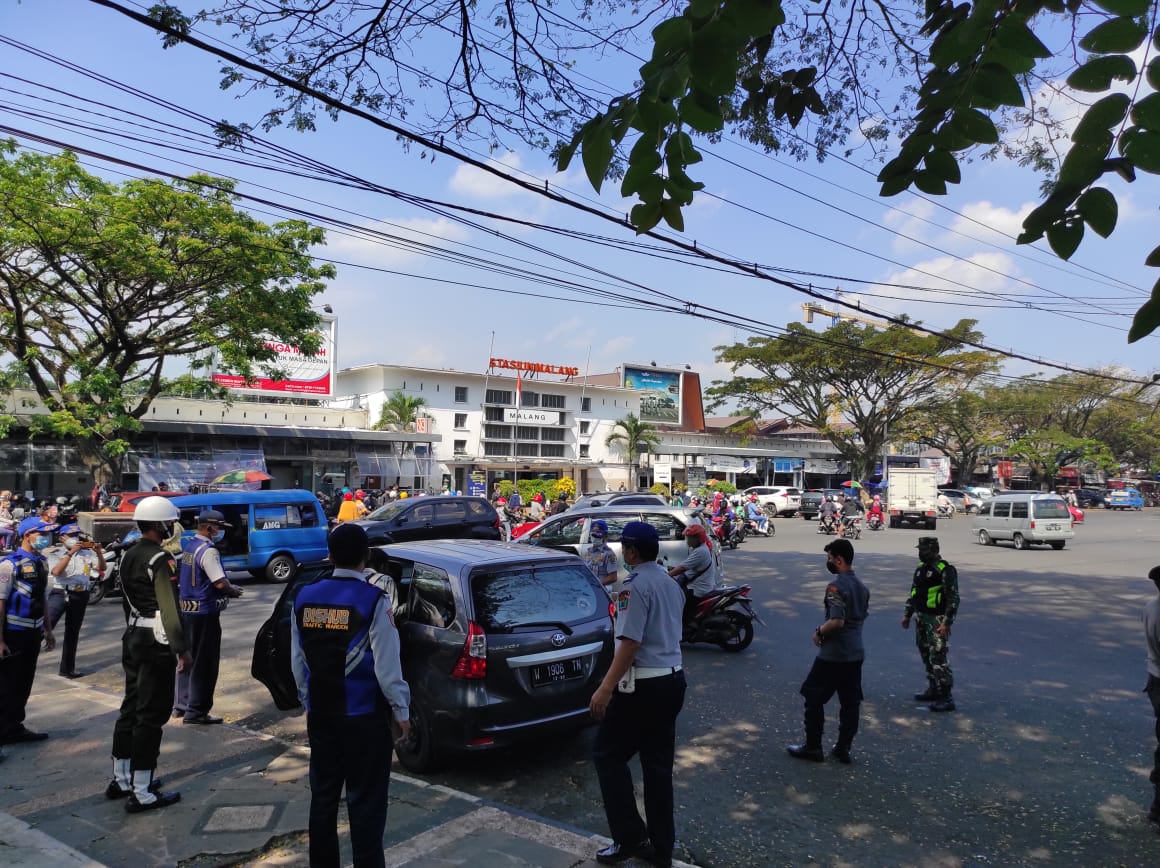 Suasana penertiban parkir di depan Stasiun Kota Baru (ist)