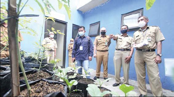 Tim juri lomba Urban Farming saat melakukan penilaian di Kelurahan Lesanpuro, kemarin (14/6). (Rofia Ismania/Radar Malang)
