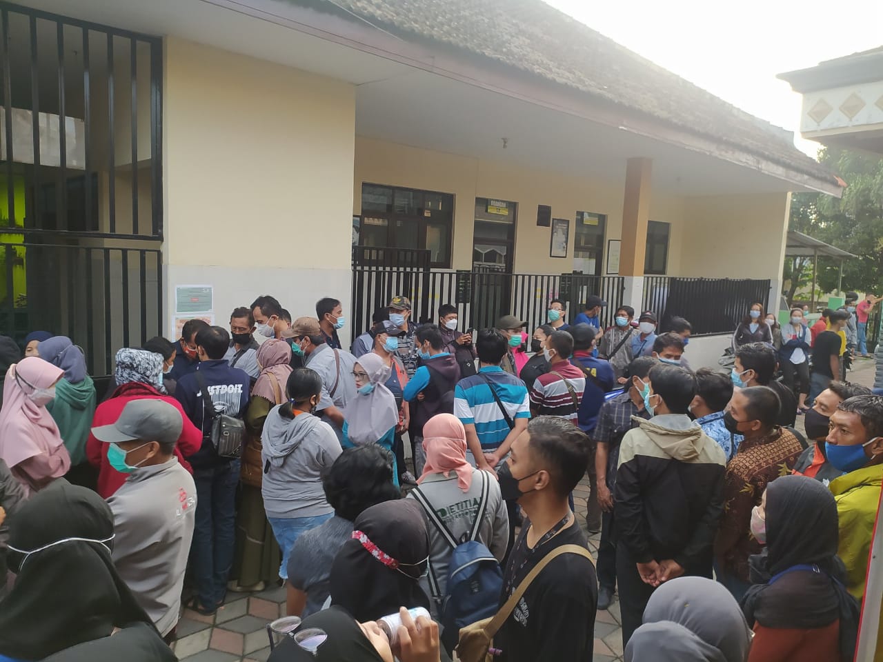 Warga mengantri di Puskesmas Ciptomulyo untuk mendapatkan vaksin Covid-19, Senin (28/6) (Andika Satria / Radar Malang)