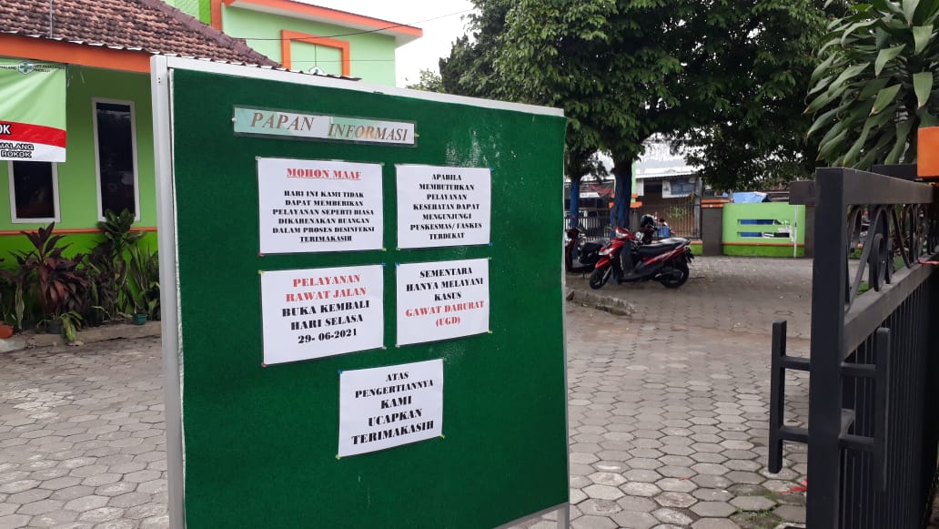 Pengumuman pelayanan di Puskesmas Pakisaji diliburkan sementara (Ubaidillah / Radar Malang)