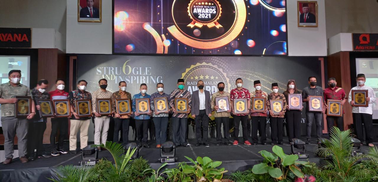 20 instansi maupun lembaga penerima penghargaan Struggle Company dalam ajang Radar Malang Awards 2021 (Andika Satria Perdana / Radar Malang)