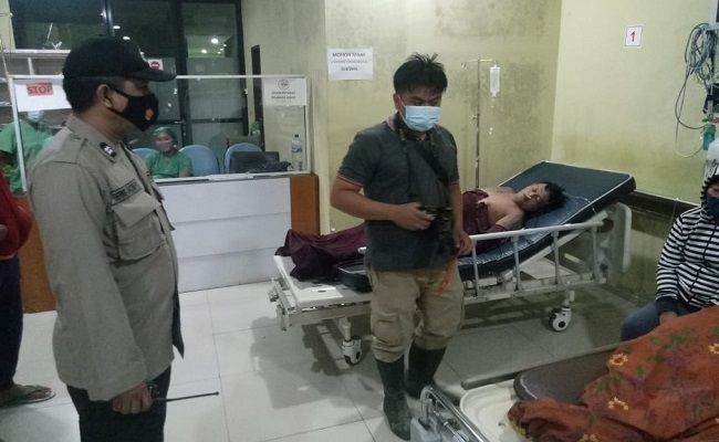 Petugas berada di rumah sakit tempat korban Ni Luh Putu Russiani dirawat sebelum tewas usai ditikam pisau dapur suaminya sendiri, Sabtu malam (Radar Bali/ist)
