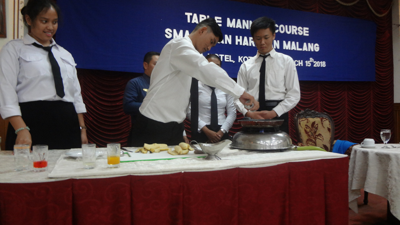 Siswa SMA Taman Harapan belajar table manner dari praktisi Hotel Purnama Batu (ist)