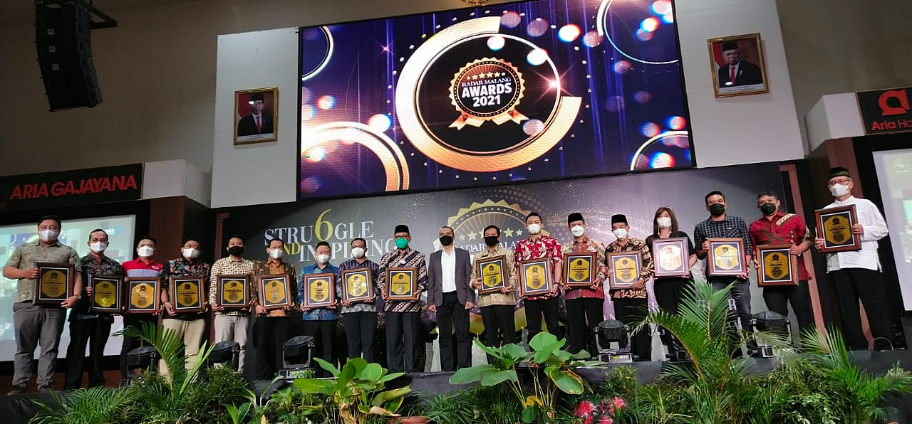 20 instansi maupun lembaga penerima penghargaan Struggle Company dalam ajang Radar Malang Awards 2021 (Nanda Monica / Radar Malang)