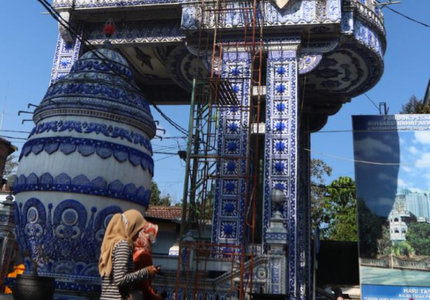 Wisatawan saat mengunjungi Masjid Tiban yang ada di Kecamatan Turen, Kabupaten Malang (Darmono / Radar Malang)