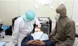 Suasana perawatan di Triodent Dental Care. (Foto bawah) Alat yang akan digunakan sudah di sterilisasi. (Rofia Ismania / Radar Malang)