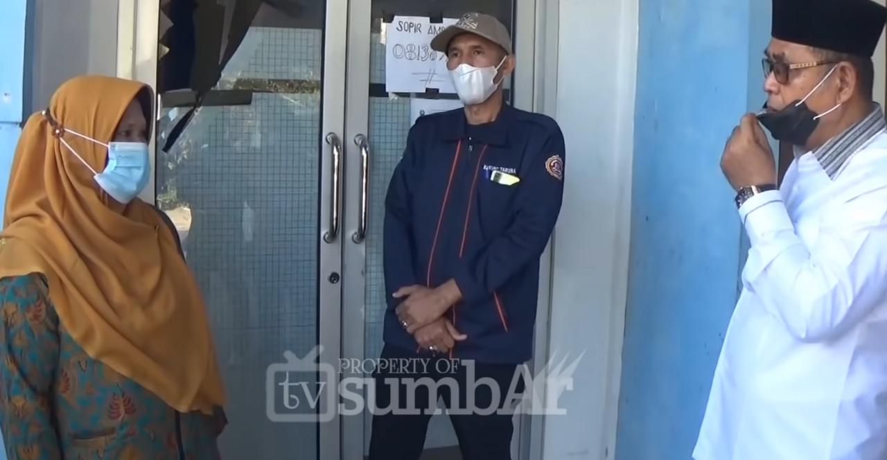 Bupati Solok Epyardi Asda (baju putih) saat memarahi petugas Puskesmas (ist)