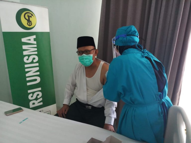 Rektor Unisma Prof Dr H Masykuri Bakri MSi saat menjalani vaksinasi beberapa waktu lalu. (Humas Unisma for Radar Malang)