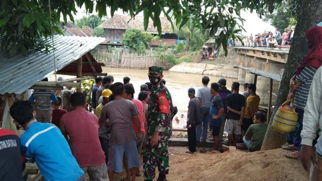 Warga berdatangan ke lokasi mobil Pajero Sport yang jatuh ke sungai. (sumeks.co/jpnn)
