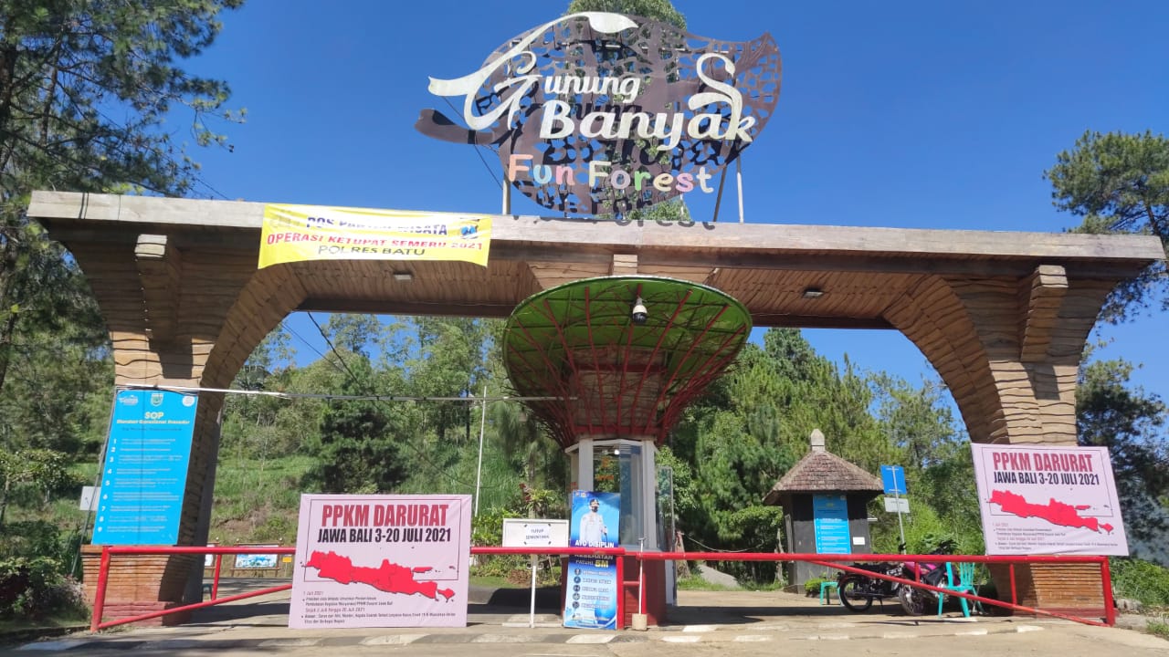 Pintu gerbang menuju Wisata Paralayang Gunung Banyak, Kota Batu yang ditutup selama PPKM Darurat. (Roisa/Radar Malang)