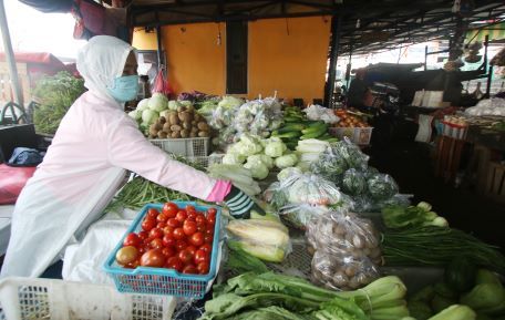 Pedagang Pasar Lawang, Kabupaten Malang menata barang dagangan sambil menunggu pembeli. (Darmono/Radar Malang)