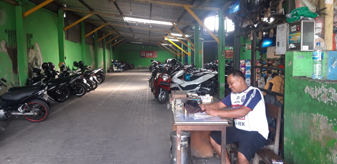 Salah satu tempat parkir 24 jam di dekat terminal Arjosari, Kota Malang. (Andika/Radar Malang)\