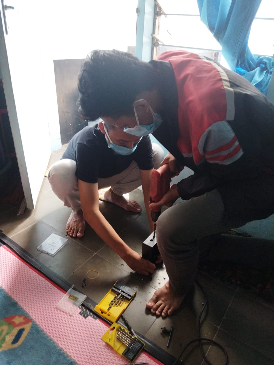 Tim mahasiswa UB menunjukkan cara membuat aplikasi untuk pertolongan korban kecelakaan beberapa waktu lalu. (Humas UB Malang/ist)