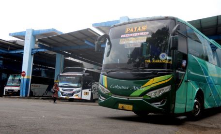 Suasana Terminal Arjosari, Kota Malang yang kembali sepi  karena ada PPKM Darurat. (Darmono/Radar Malang)
