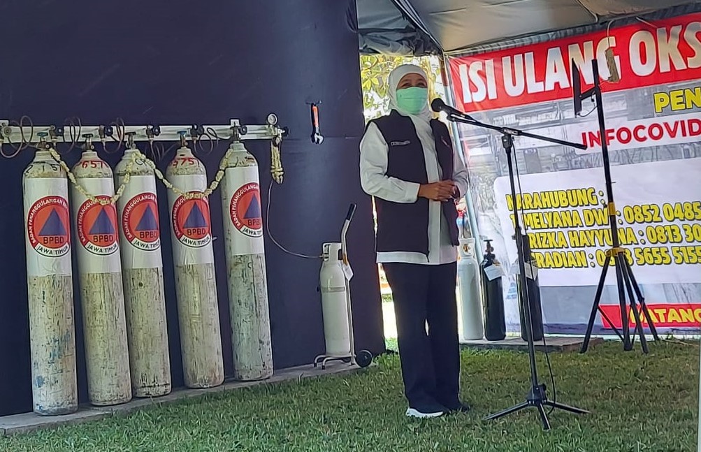 Gubernur Jawa Timur Khofifah Indar Parawansa saat meresmikan depo isi ulang oksigen gratis di kantor Bakowril Malang. (Biyan Mudzaky)