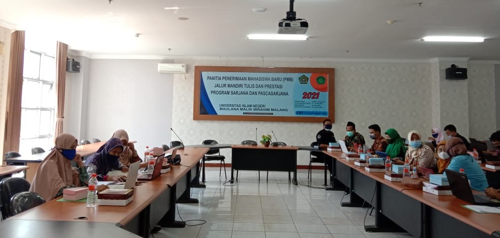 Tim pengawas UIN Maliki Malang sedang memantau jalannya seleksi jalur mandiri. (Mega Annisa/Radar Malang)
