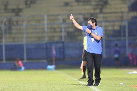 SAYANG ANAK: Eduardo Almeida memberikan instruksi kepada anak asuhnya di laga uji coba Arema FC. Saat ini, ketika memimpin latihan, dia kerap mengajak dua anaknya. (Darmono / Radar Malang)