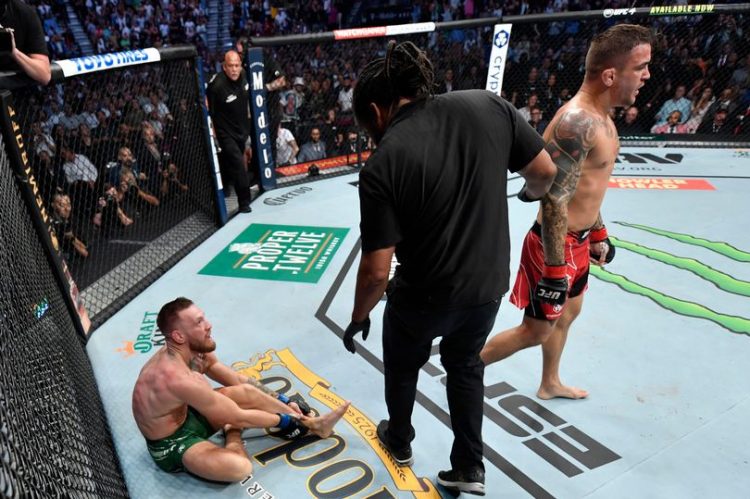 Conor McGregor dinyatakan kalah oleh Dustin Poirier setelah mengalami cedera kaki pada UFC 264 (11/7). (MMA Fighting/ist)
