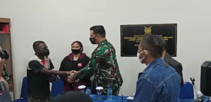 Danlanud Merauke yang meminta maaf pada warga atas kelakuan anak buahnya (Jawapos/Ist)