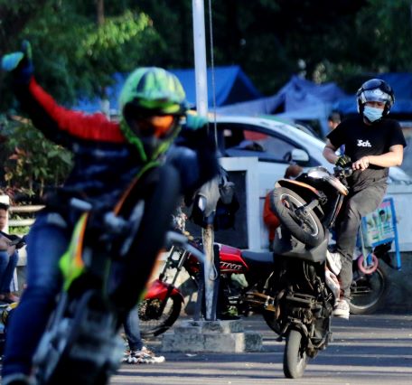Anggota Komunitas Malang Motor X-treme (M2X) saat berlatih di kawasan GOR Ken Arok kemarin sore (11/7). Selama latihan, mereka tetap patuh terhadap protokol kesehatan. (Darmono/Radar Malang)