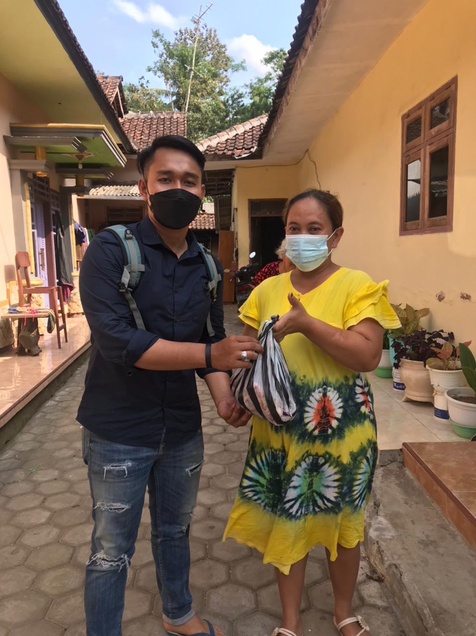 Penyerahan daging kurban kepada warga (ist)