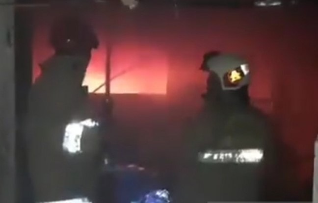 Kebakaran terjadi di Kantor BPOM, Jalan Percetakan Negara, Johar Baru, Jakarta Pusat, Minggu (18/7) malam. (Zuhdiar Laeis/Antara/Jawapos/ist )