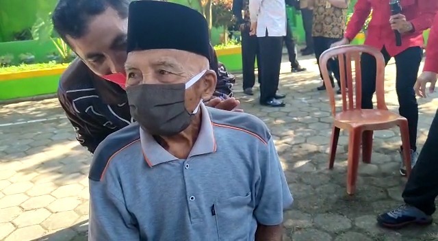 SEMANGAT VAKSIN: Samsuri, warga Gondanglegi yang diduga berusia 100 tahun lebih itu mengikuti vaksinasi yang digelar oleh Forkopimda Kabupaten Malang di Gondanglegi kemarin (29/dan)