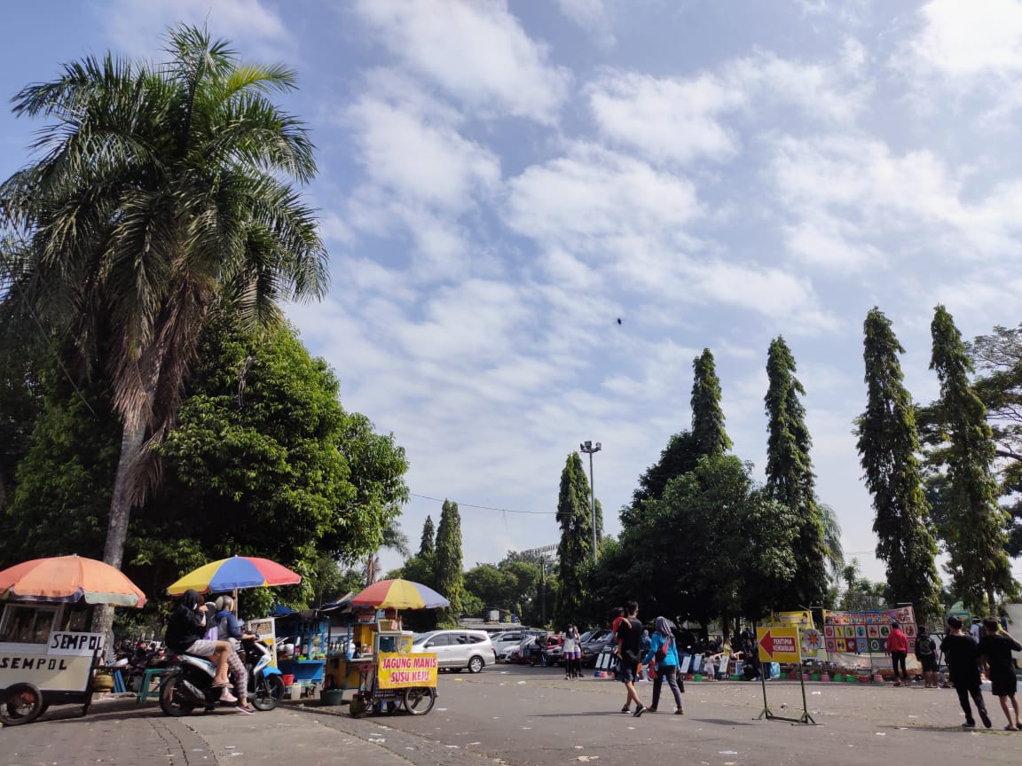Langit cerah diambil dari kawasan Pasar Minggu Stadion Kanjuruhan Malang. Memasuki kemarau, suhu udara di Malang raya mulai dingin (Shuvia Rahma/Radar Malang)