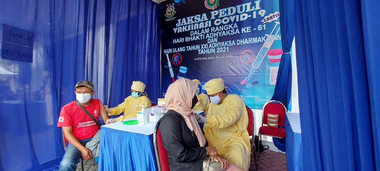 Masyarakat mengikuti vaksinasi yang digelar Kejari Kota Malang (Biyan Mudzaky/Radar Malang)