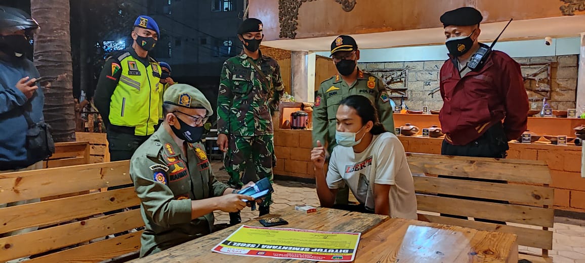 Petugas mendata pengelola salah satu cafe di Kota Malang sebelum disegel karena melanggar aturan PPKM Darurat. (ist)