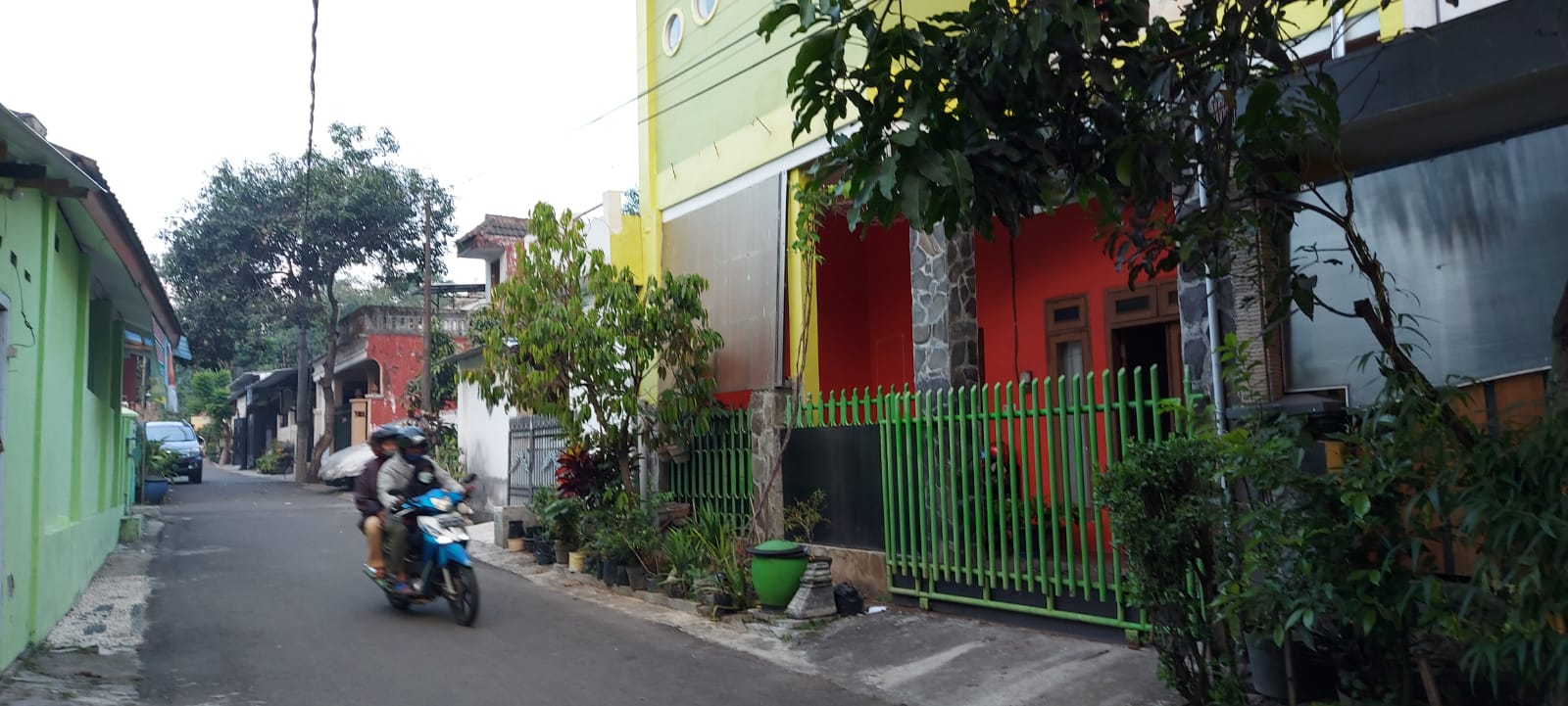 Rumah tiga anak di Buring yang melakukan isolasi mandiri tanpa orang tua. (Biyan Mudzaky/Radar Malang)