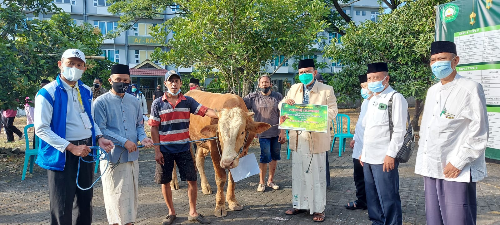 Rektor Unisma, Prof Dr H Maskuri Bakri MSi (tiga dari kiri) saat penyembelihan hewan kurban dalam rangka Idul Adha (Biyan Mudzaky/Radar Malang)